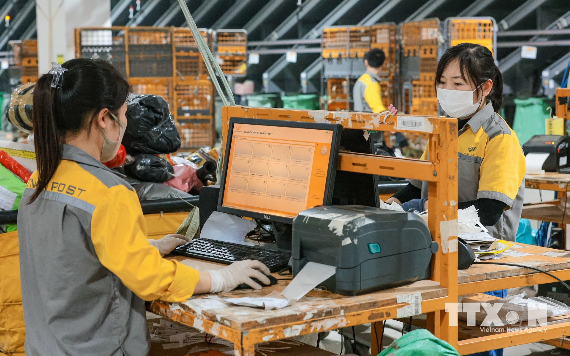 Vietnam Post đẩy mạnh chuyển đối số trong ngành bưu chính, chủ động đưa khoa học - công nghệ vào hoạt động sản xuất kinh doanh, nâng cao năng suất, tối ưu vận hành và tăng năng lực cạnh tranh trong kỷ nguyên số. (Ảnh: Hoàng Hiếu/TTXVN)